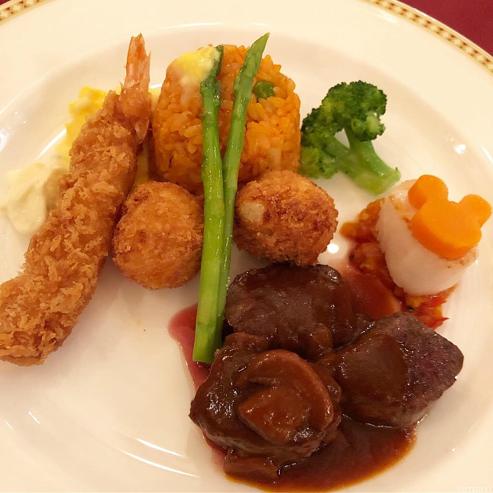 息子のプレートにはキッズの大好物がてんこもり!!
とても贅沢ですよね✨
大人のお料理にしか見えませんが立派なキッズプレートです。笑