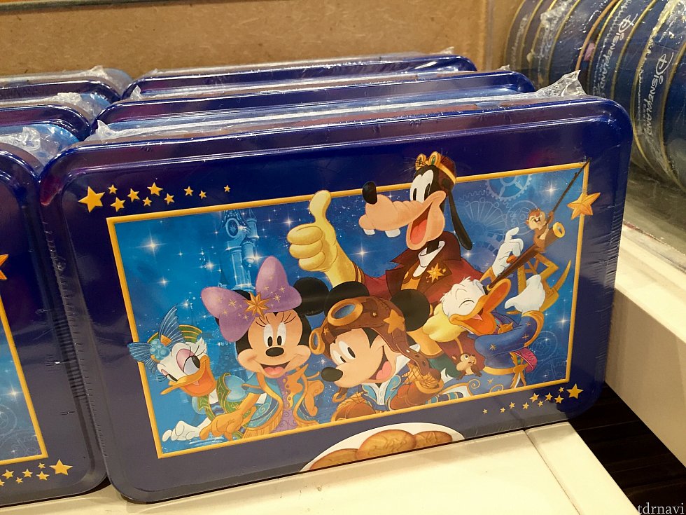 僕が職場のお土産用に購入して来た、クッキーです。クッキーひとつ一つにディズニーキャラクターのリリーフが。職場の人達にとても評判が良く、あまり箱が大きくない割には、クッキーの数が多かったのでお土産に最適です。$12.99ユーロ。