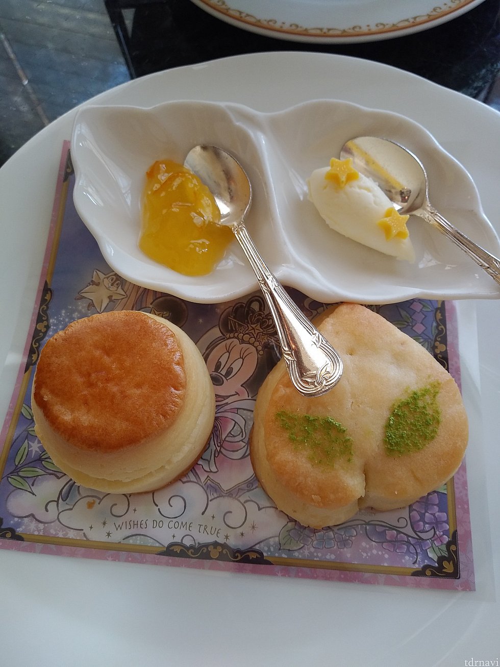 左側プレーン味のスコーン右側もも味のスコーン