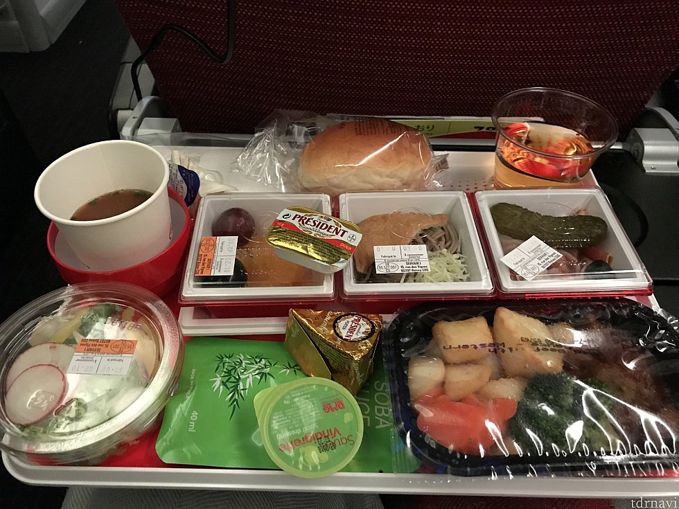 帰りの便の食事です。
ハンバーグも美味しいですが、蕎麦が安心のお味でした笑