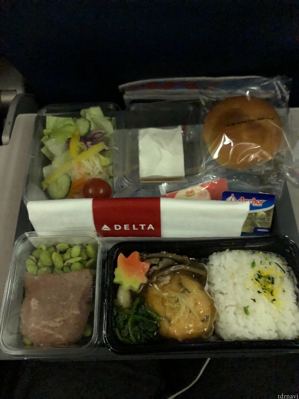 行きの機内食。牛肉とがんもどきの煮物みたいなのを選びました。美味しかったです。