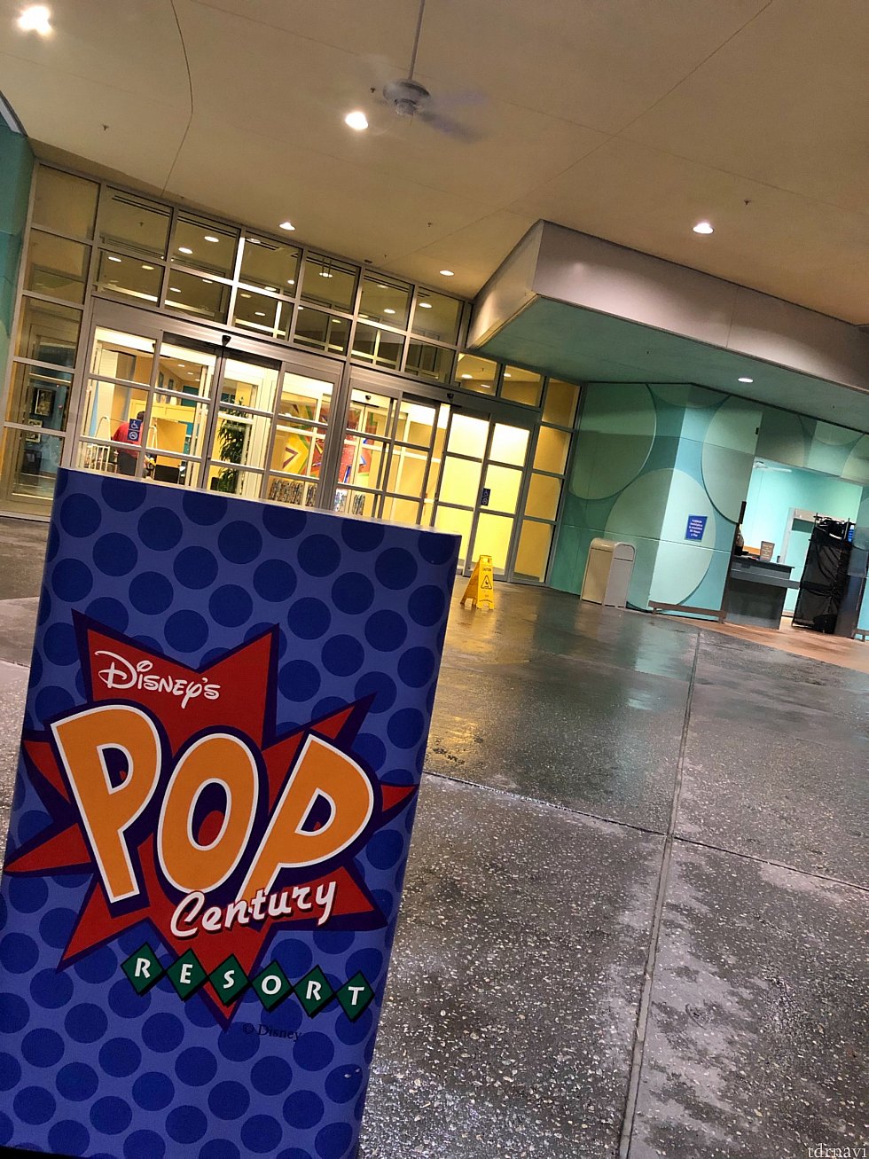 Disney’s Pop Century Resortの入口。
名前の通りポップで楽しい色使いのホテルです。