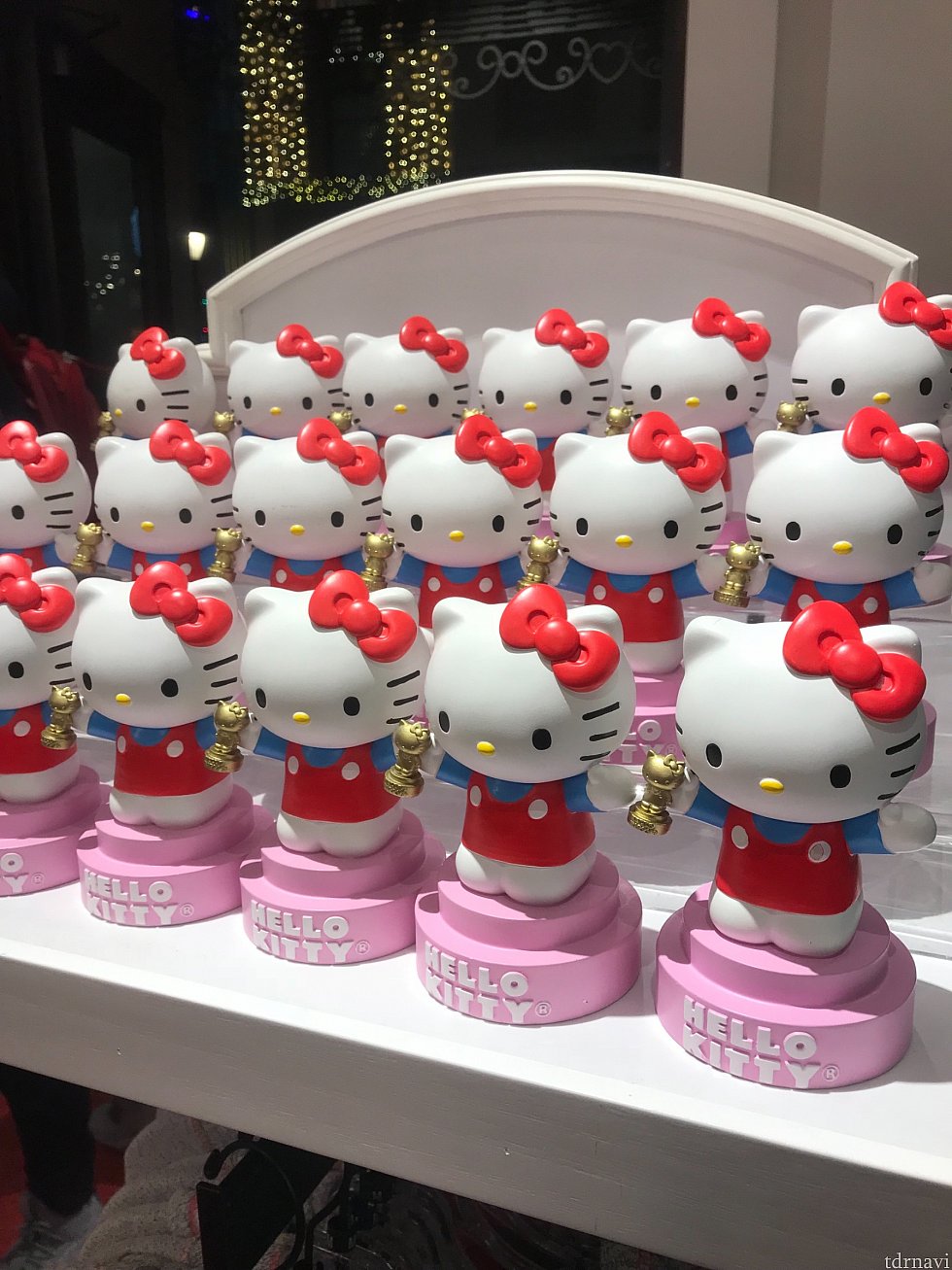 オスカー像ならぬキティ像を持つキティ🎀