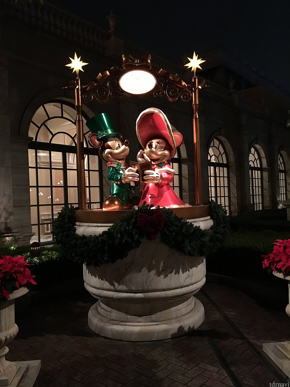 クリスマス期間は外のミッキーたちもドレスアップ