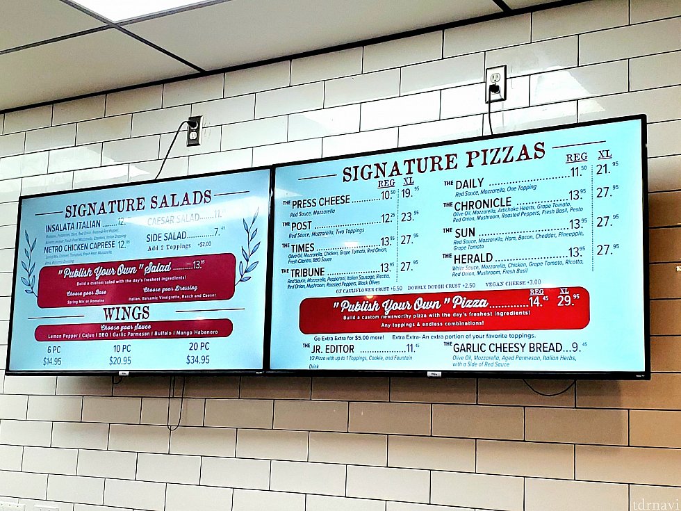 メニュー表<br>
ピザの名前がアメリカの新聞です📰<br>
これが一般的なお値段かな？パークフードより断然安〜い😁🎶