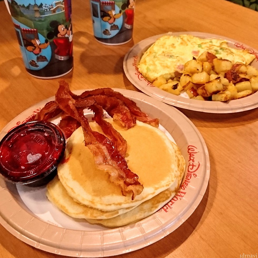 【7日目】
パンケーキとベーコン、チーズとハムのオムレツ&ブレックファストポテト
この日はゆっくりスタートしたので、食事ものんびり。ふわふわのパンケーキには、ストロベリーソースが添えてあります。出来たてのオムレツはとても美味しい♪