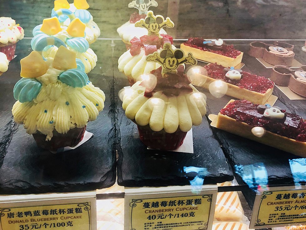 クランベリーカップケーキ(真ん中)の方が見た目は華やかかも!?
