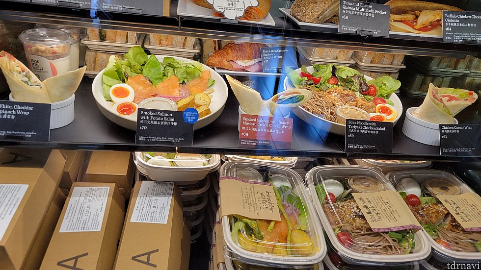 朝御飯を食べにきました!<br>
サーモンとポテトのも気になる...
