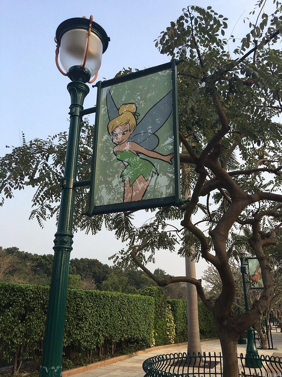 街灯にはディズニーのキャラクターが。