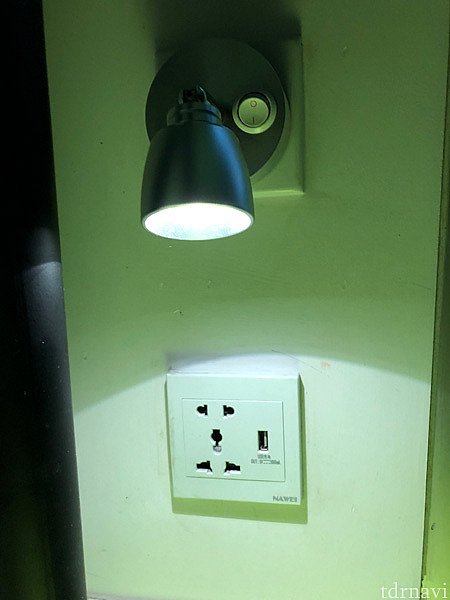 ベッドライトと充電コンセント。