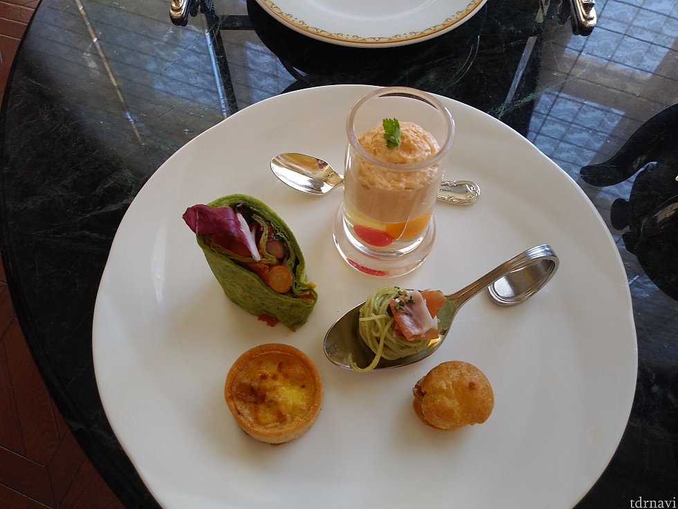 サンドイッチ&オードヴル
左下から、
★チキンと焼きとうもろこしのキッシュ
★シュリンプとチリビーンズのグリーントルティーヤ
★トマトのムース
★プロシュートのカッペリーニジェノベーゼ
★西京味噌とクリームチーズのプティシュー