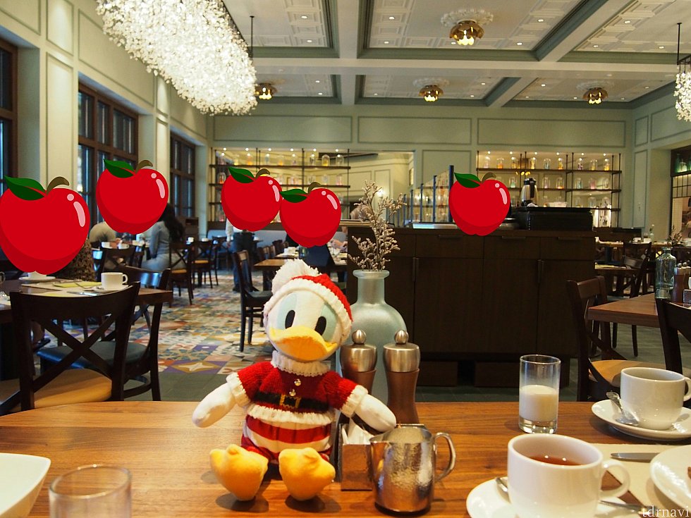 私達が座った席からの店内風景です。ドナルドは私物です。