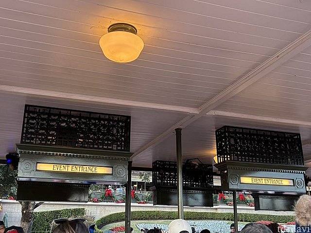 パークの入口もEVENT ENTRANCEの表示へ変更されていました