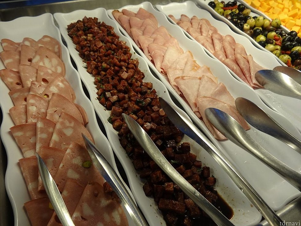 【ランチ】ハムやオリーブやチーズ