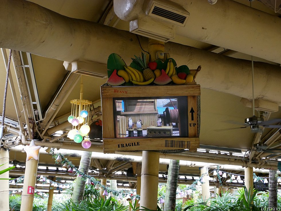 スタンバイ列の映像にはペンギンズが!彼らはこのアトラクションでもいい味出してました。