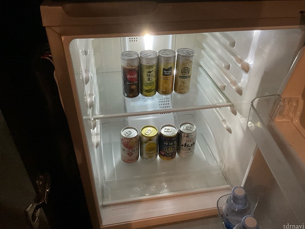 冷蔵庫の中。上段がソフトドリンク、下段がアルコールで、