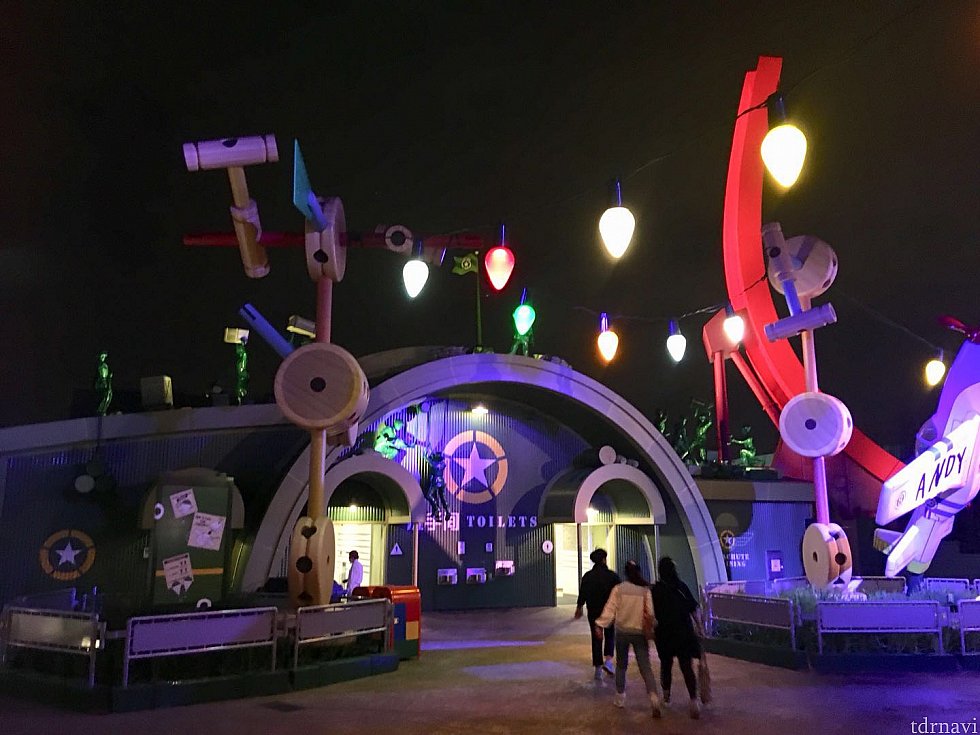 トイレの上にはグリーンアーミーメンがいます。