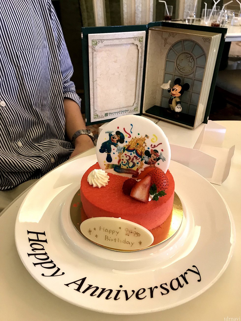 タラーン!35周年のプレートはお砂糖♪パリパリ
ケーキの表面は、赤い粉だった!吹くと飛びます(笑)