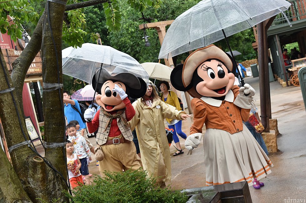 雨の中きてくれました!
現地の人達はキャラクターが来てから並ぶのが主流みたいです(^_^;)