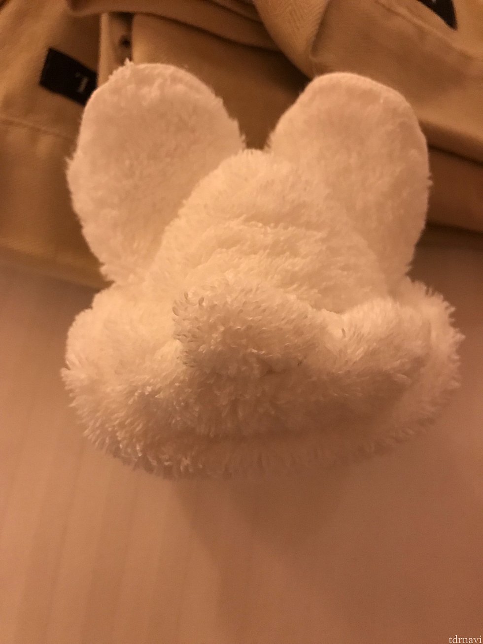お部屋はターンダウン。タオルのミッキーが迎えてくれました。