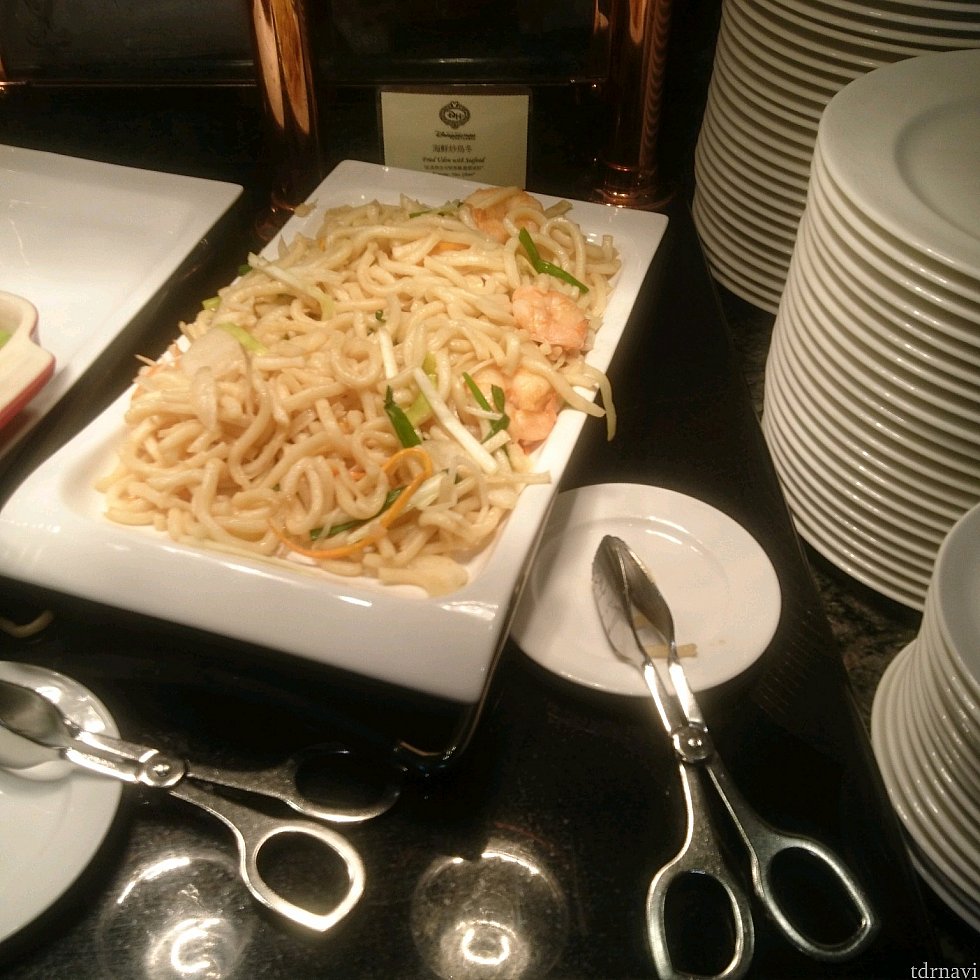 この焼きうどんは恐ろしかったです。プリプリのエビとホタテがこれでもか!と入っていました。ラウンジのご飯なのにいいの?のレベルのエビの大きさでした。