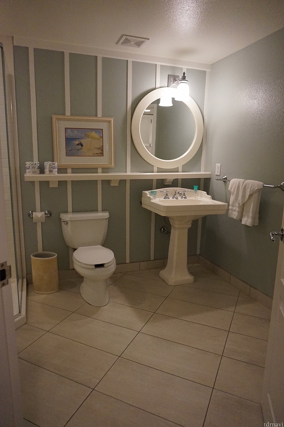 トイレと手洗い場。この手前の空間は無駄に広いです。左側にガラスで仕切られたシャワールームがあります。