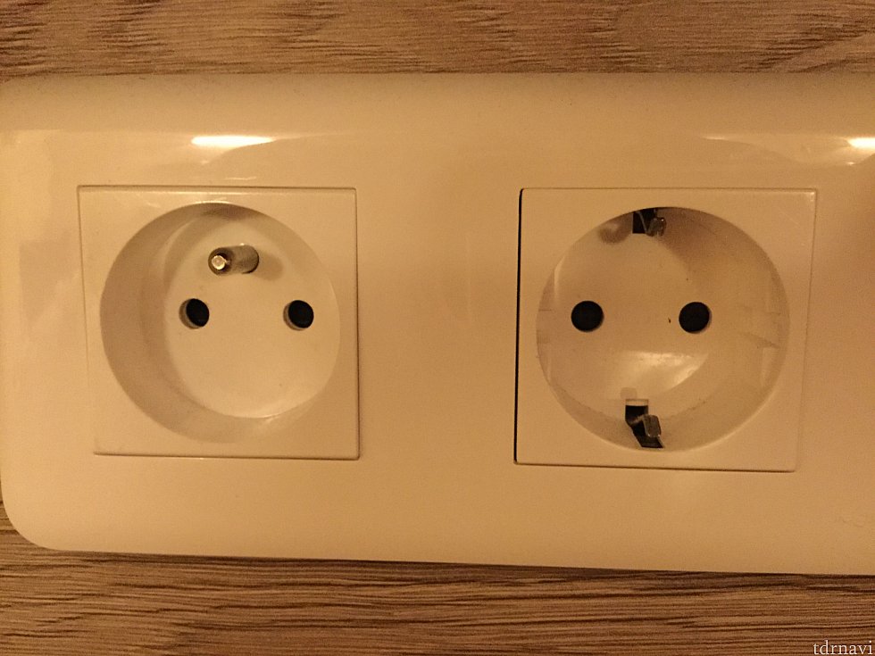 電源プラグの形状
丸い窪みの中に差込口があります