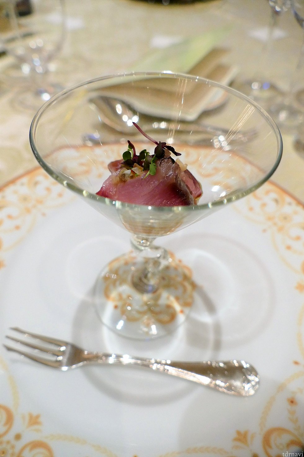 「食前のお楽しみ(アミューズ)」カルパッチョのようなものでした。
