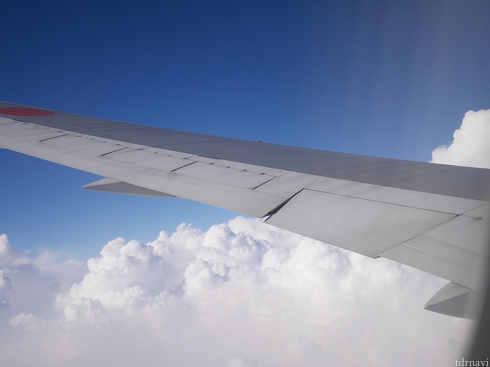 飛行機の翼が大好きでずっと見てます・・・。みなさま飛行機を快適に過ごしてよい旅を!