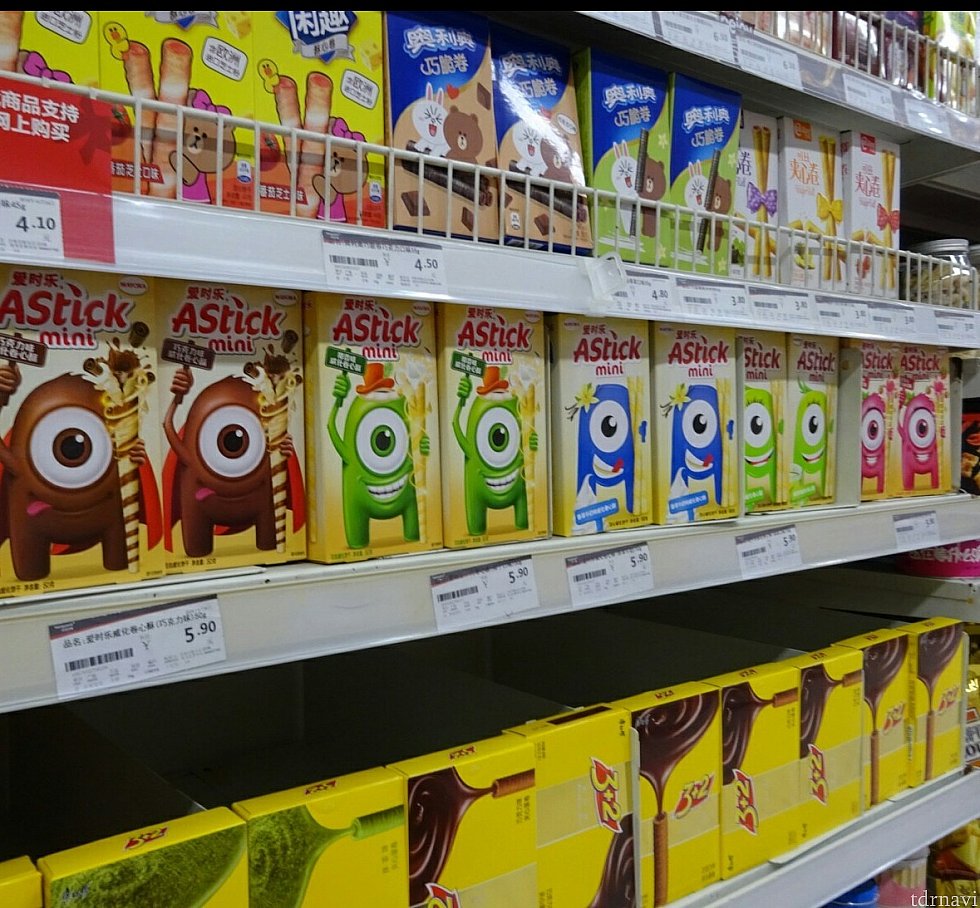 充実のお菓子コーナーです。