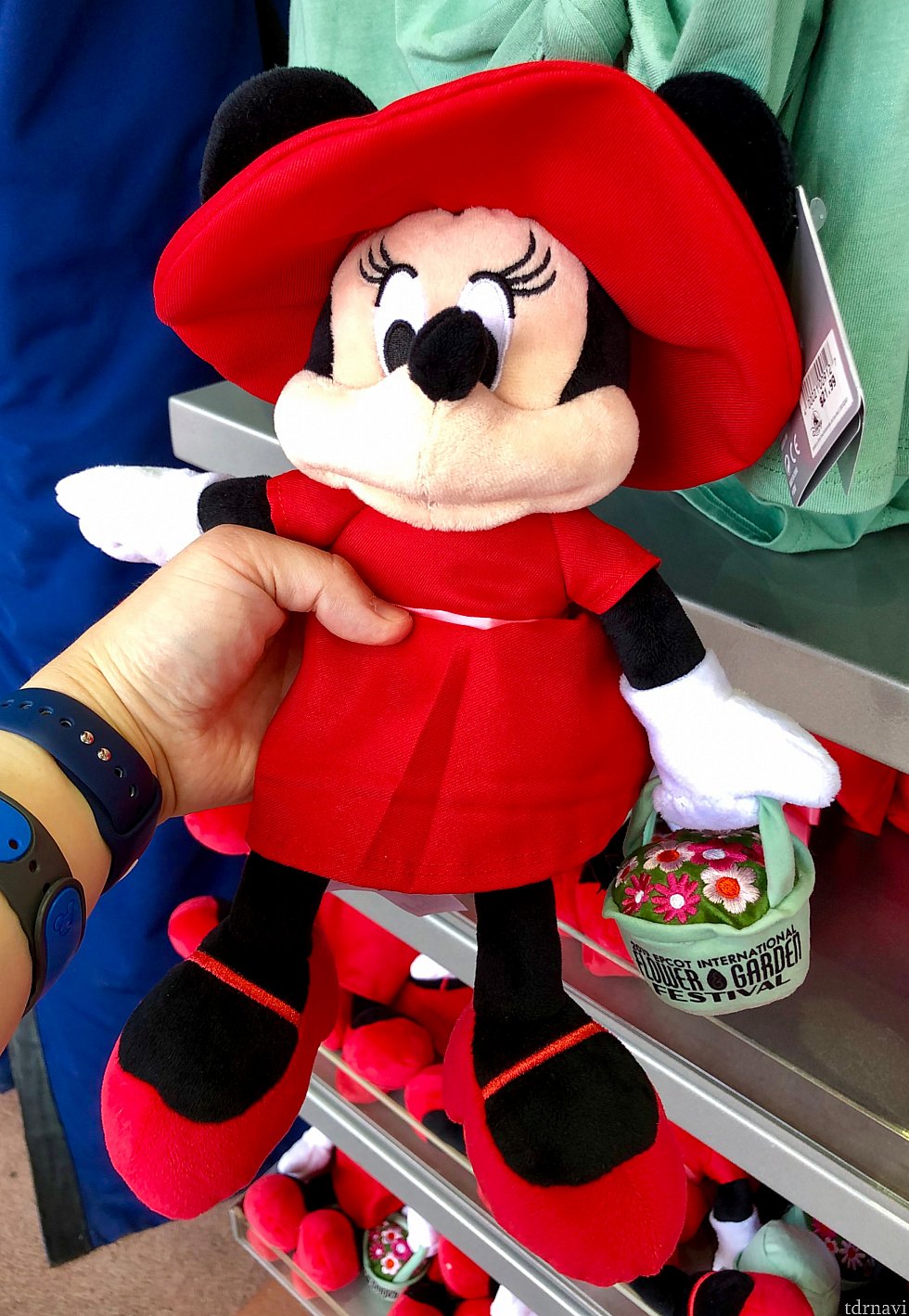フラワーバスケットを持ったミニーのぬいぐるみ。$21.99