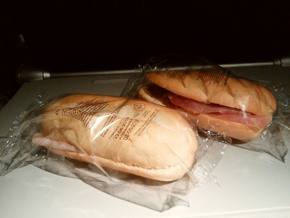 写真が暗いですが、お腹すいたら一番後にサンドイッチがあります。(台湾-パリ)