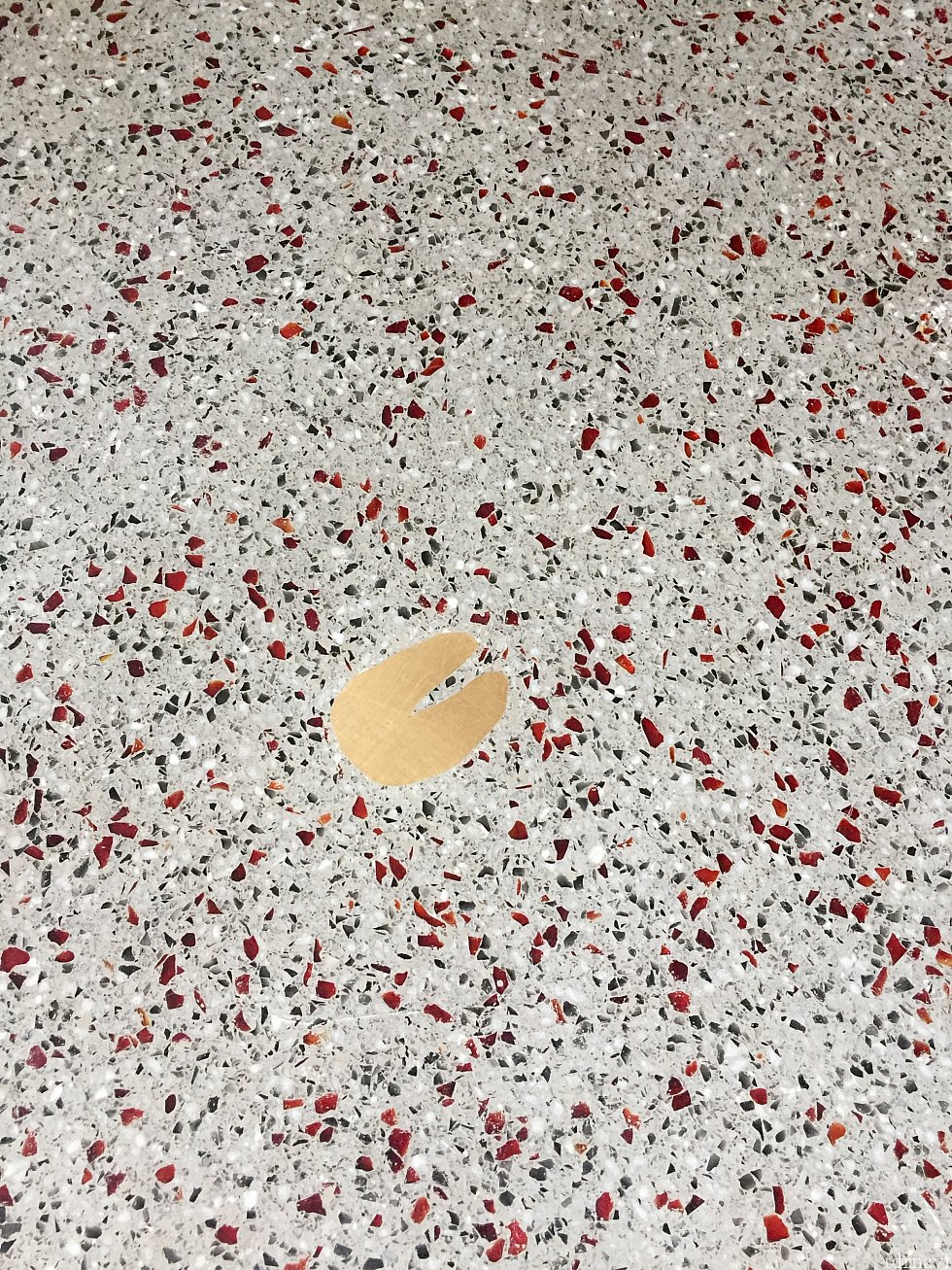 床には足跡が。