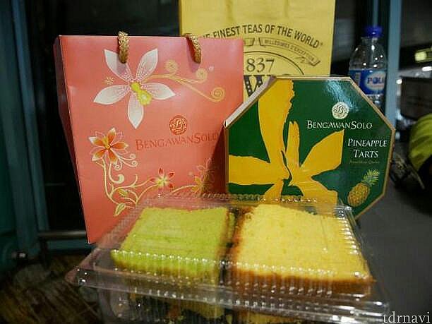空港で買ったパンダンシフォン。左手前の緑のケーキです。甘いし、癖がなくて美味しかった❤シュレックの緑の正体はこれかも!