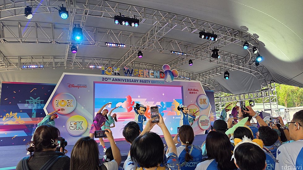 30分くらい前から準備体操という名のショーがあります。