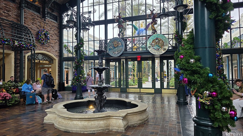 ホリデーシーズンなのでツリーの飾り付けがされています