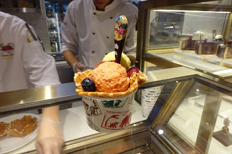 手作りジェラートのカップ(88ドル)。プールサイドで食べるのもアリです。