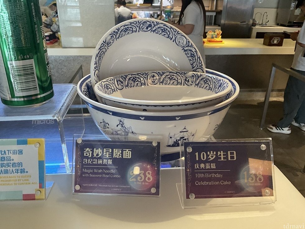 こちらがどんぶり見本(別の店で撮影)。えっ、3つあるの?!