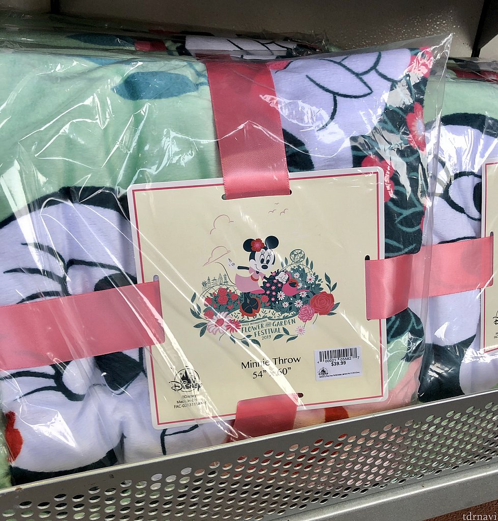 暖かそうなひざ掛けは$39.99。