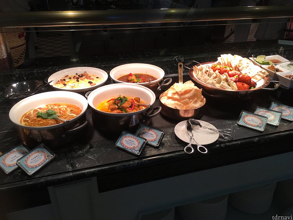 食事系ではカレーの種類も豊富!ナッツの乗ったタイ米とよく合います