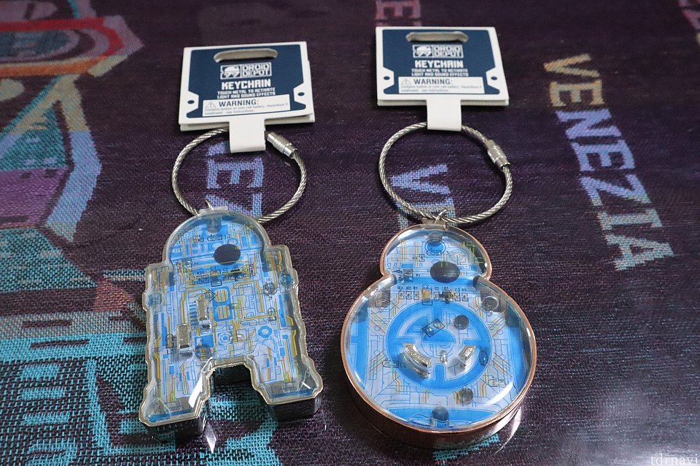 こちらは「ドロイド・デポ」で購入したキーホルダー(1個12.99ドル∔税)。表面にある2ヵ所の金属部分を同時に触ると、LEDが光り、おなじみの電子音がします。触ってるだけで楽しい!