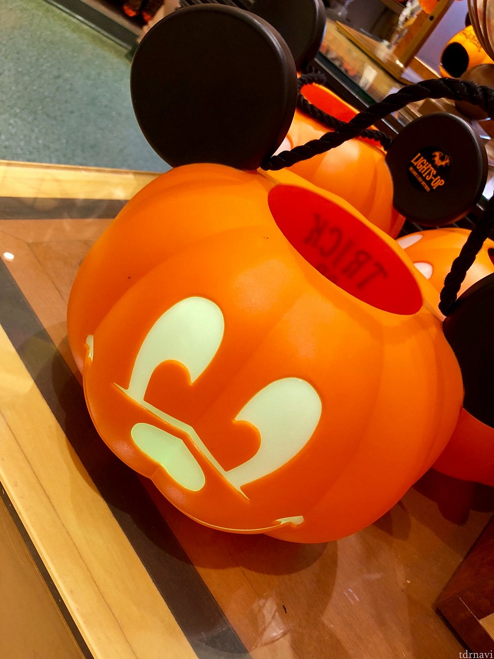 これも昨年も発売されていたのを覚えています。定番グッズと言ったところでしょうか。キャンディーを入れて近所を回れるパンプキンバケツ。LEDが入っていて色が変わります。$19.99