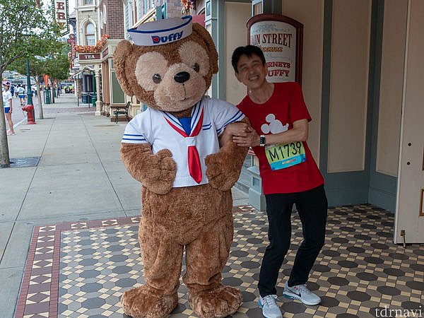 ダッフィーは腕を組もうとすると、「やり方が違うよ。ボクの腕が上。」と(言っているようで)やり直しを命じられました。