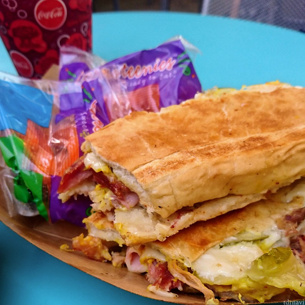 キューバン・サンドイッチ(11.99+税)
パニーニ的なホットサンドイッチ。これもデカイ!半分に切った物が出てきました。少食の人なら、片側だけでお腹いっぱいかも😅