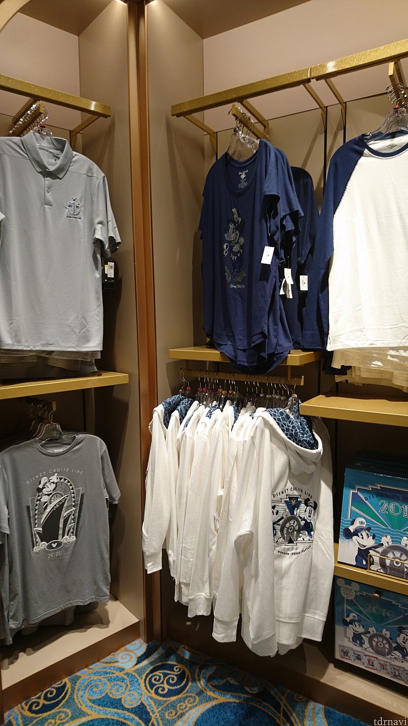 2019年グッズ(アパレル)です。
白いパーカーが人気ありました。