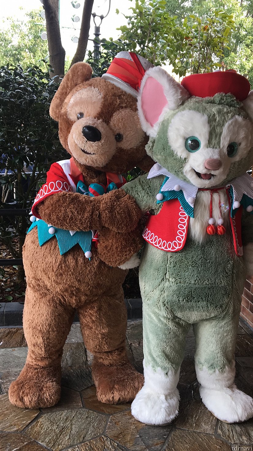 このダフジェラグリがほんとうに可愛すぎて。ちなみにダッフィーのみカメラ目線ですが、これはダッフィーイヤハを被っているわたしに対しカメラ目線であり、ジェラは、ジェラカチューシャをつけている後輩撮影のカメラの方を見ているのでした(笑)