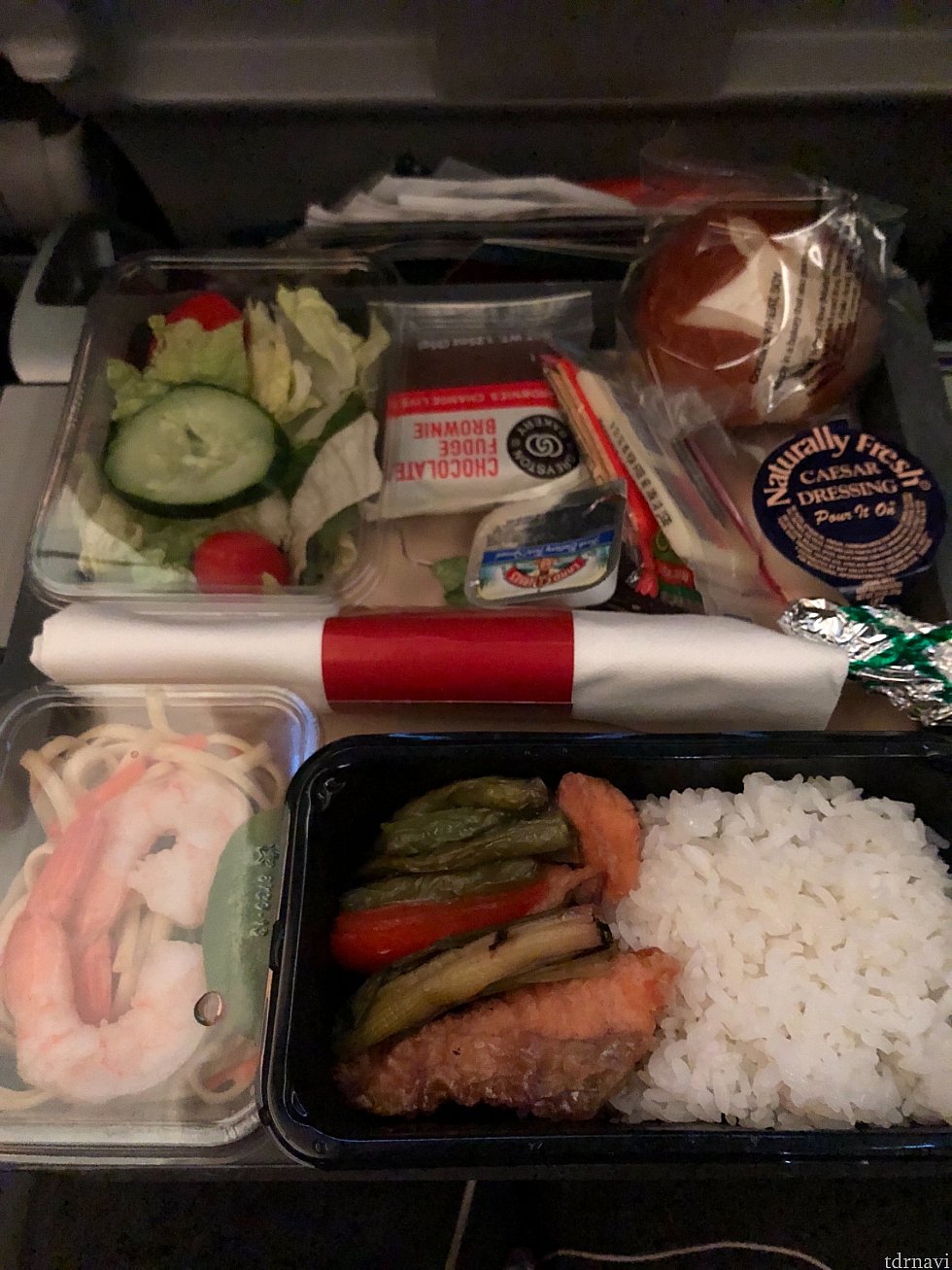 帰りの機内食です。鮭の山椒焼きを選びました。パンはいつも冷えてて固いです。