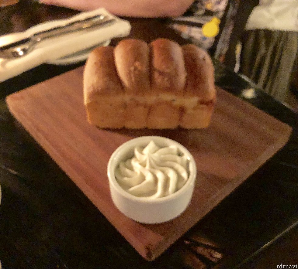 まず、パンがとどきました