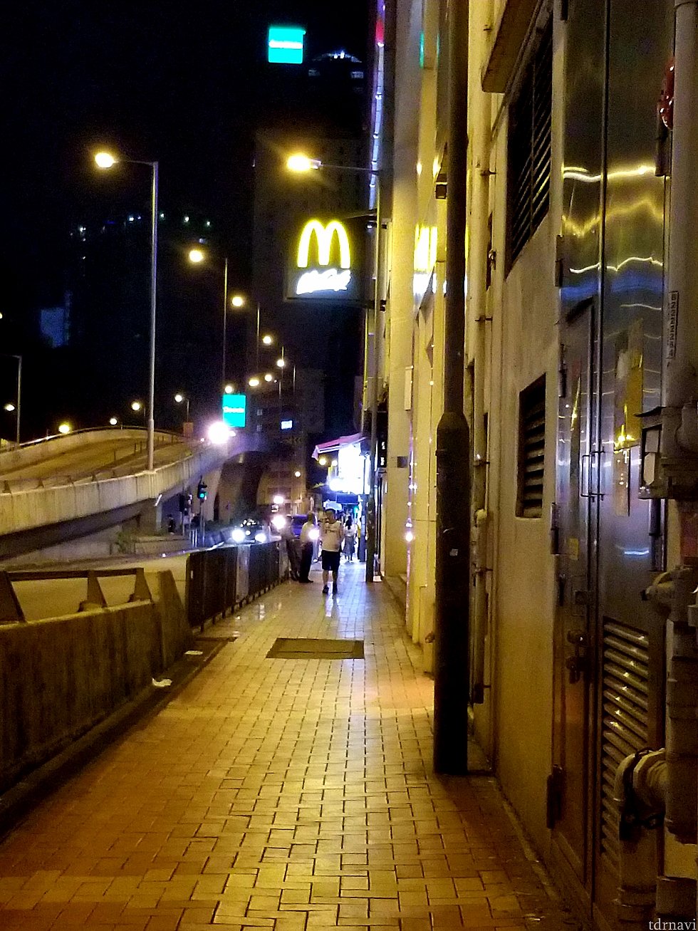 上写真を左手に道なりに進めばマックが見えます