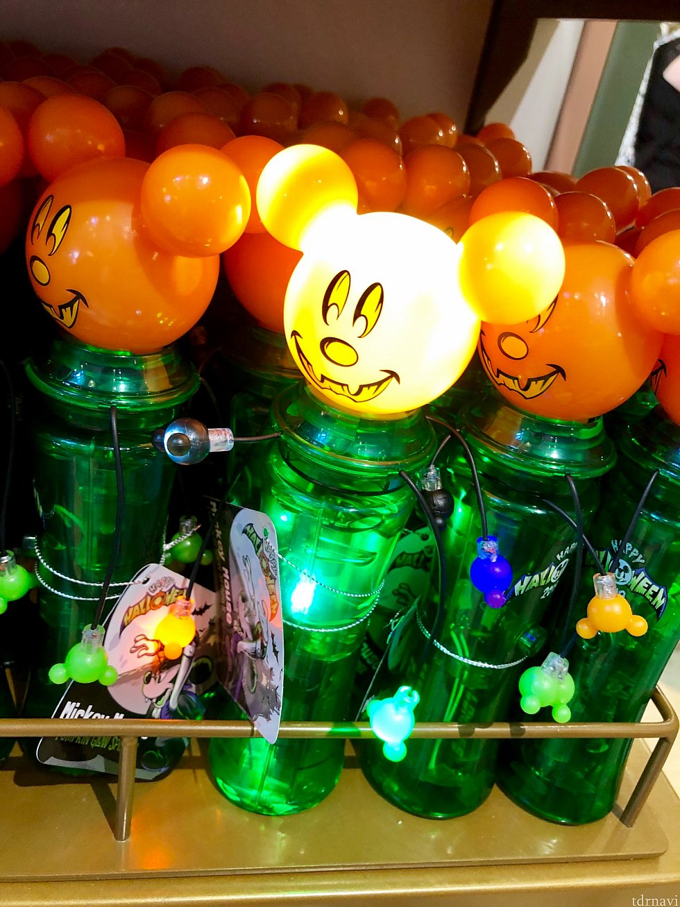 光り物繋がりですが、こちらはクルクル回ります。Mickey Halloween Glow Spinnerは$15.96